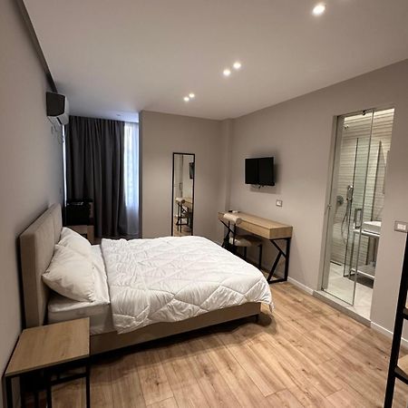 Amazon 8 Guesthouse Тирана Екстер'єр фото