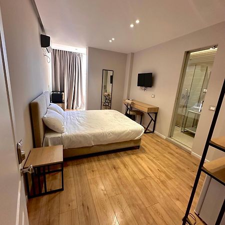 Amazon 8 Guesthouse Тирана Екстер'єр фото