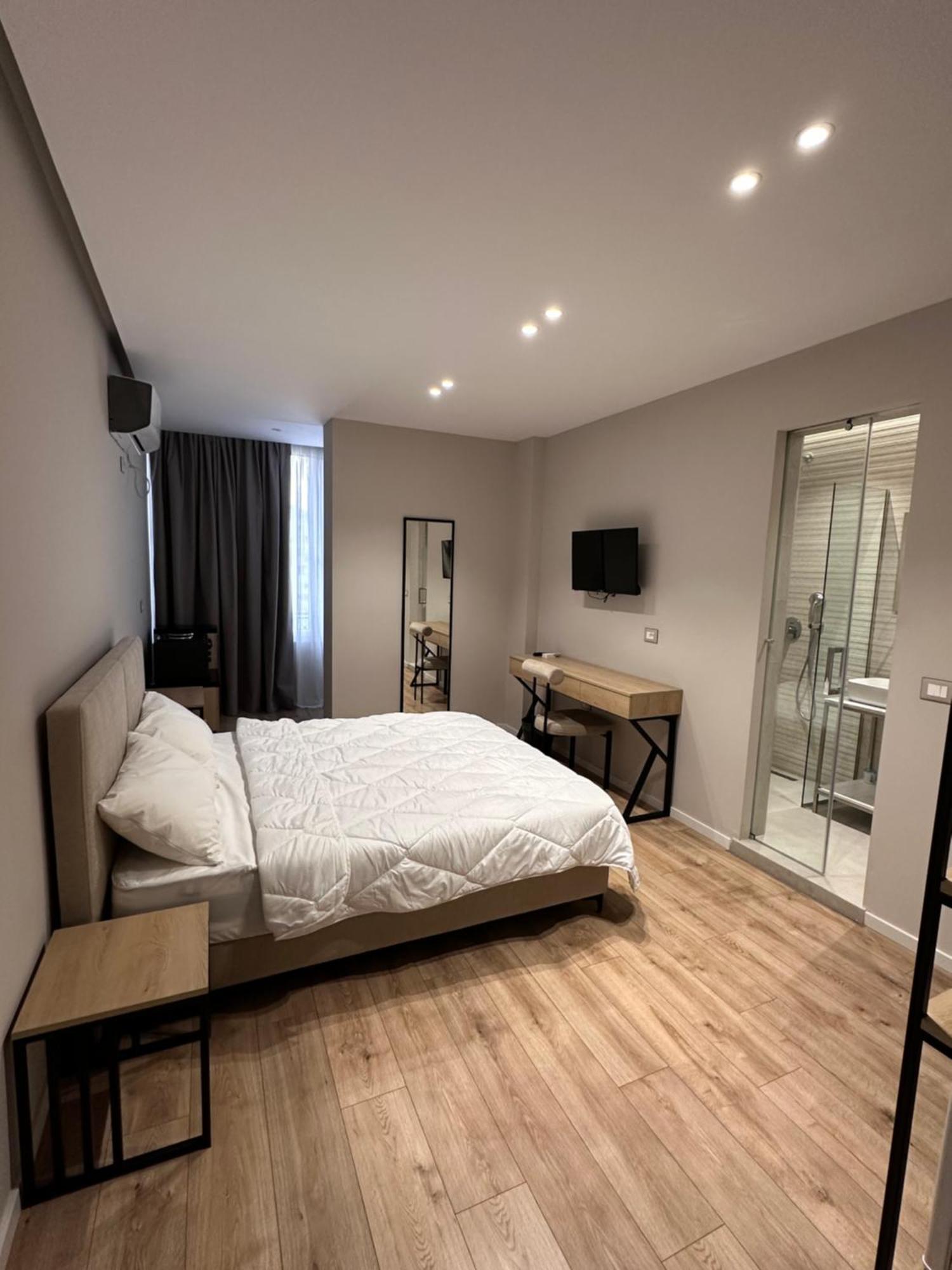 Amazon 8 Guesthouse Тирана Екстер'єр фото