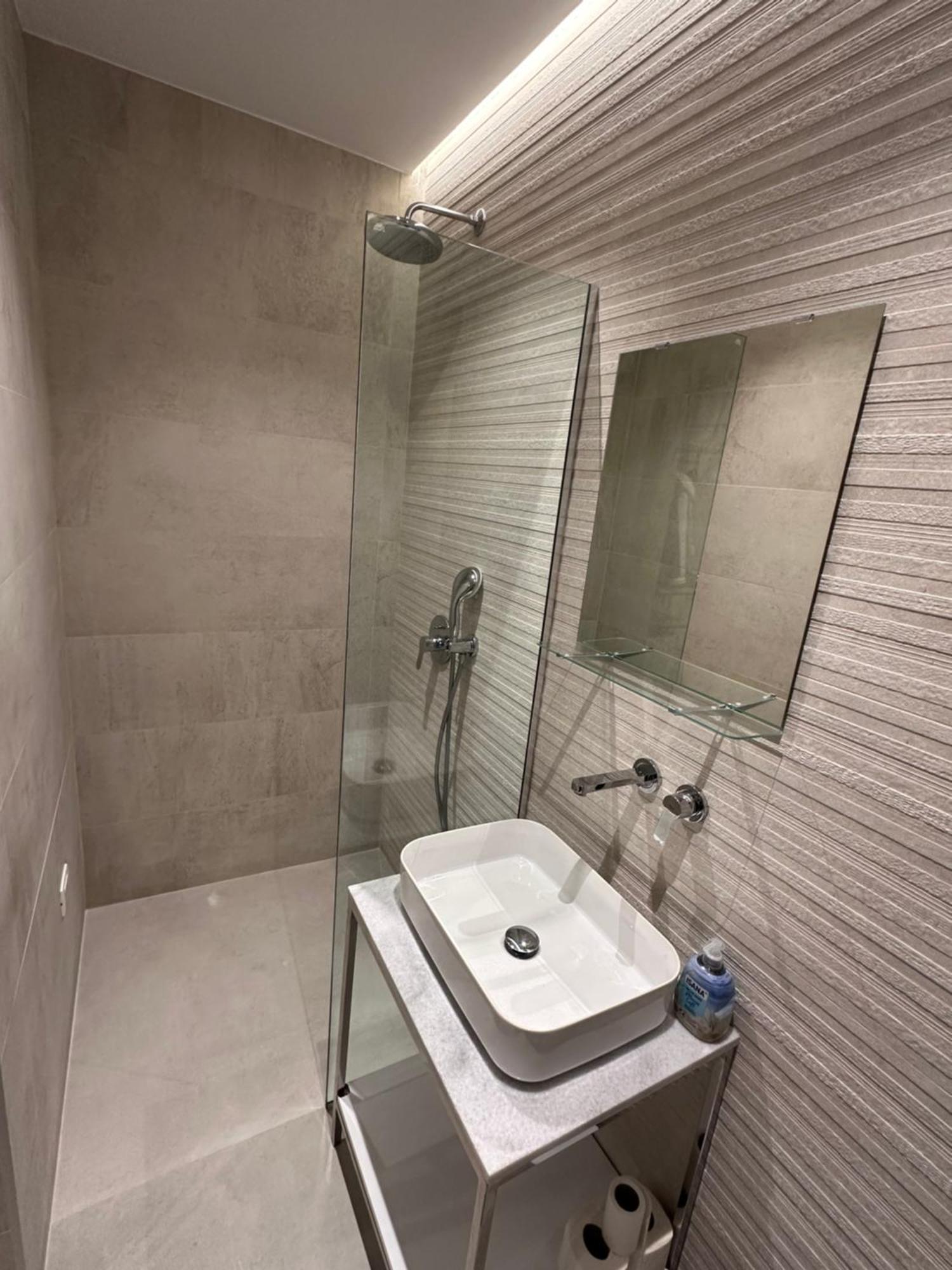 Amazon 8 Guesthouse Тирана Екстер'єр фото