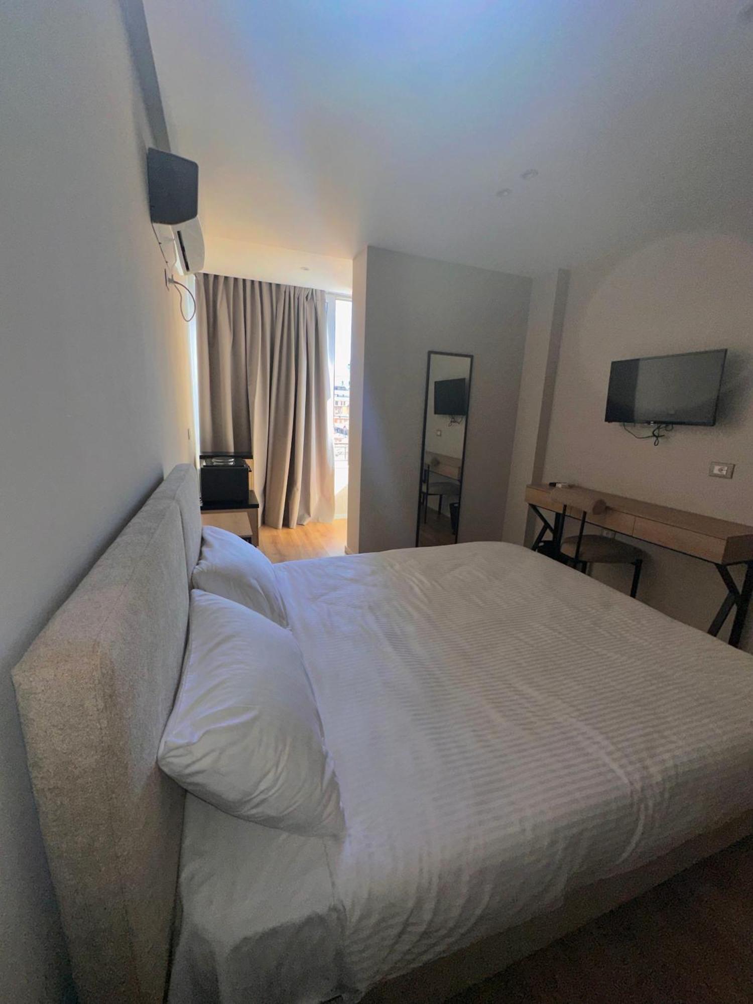 Amazon 8 Guesthouse Тирана Екстер'єр фото
