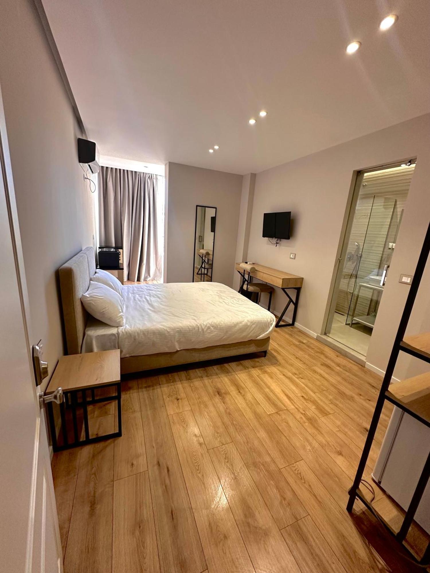 Amazon 8 Guesthouse Тирана Екстер'єр фото