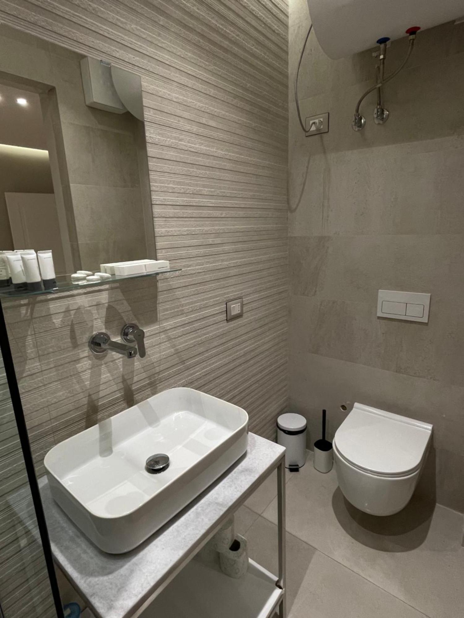 Amazon 8 Guesthouse Тирана Екстер'єр фото