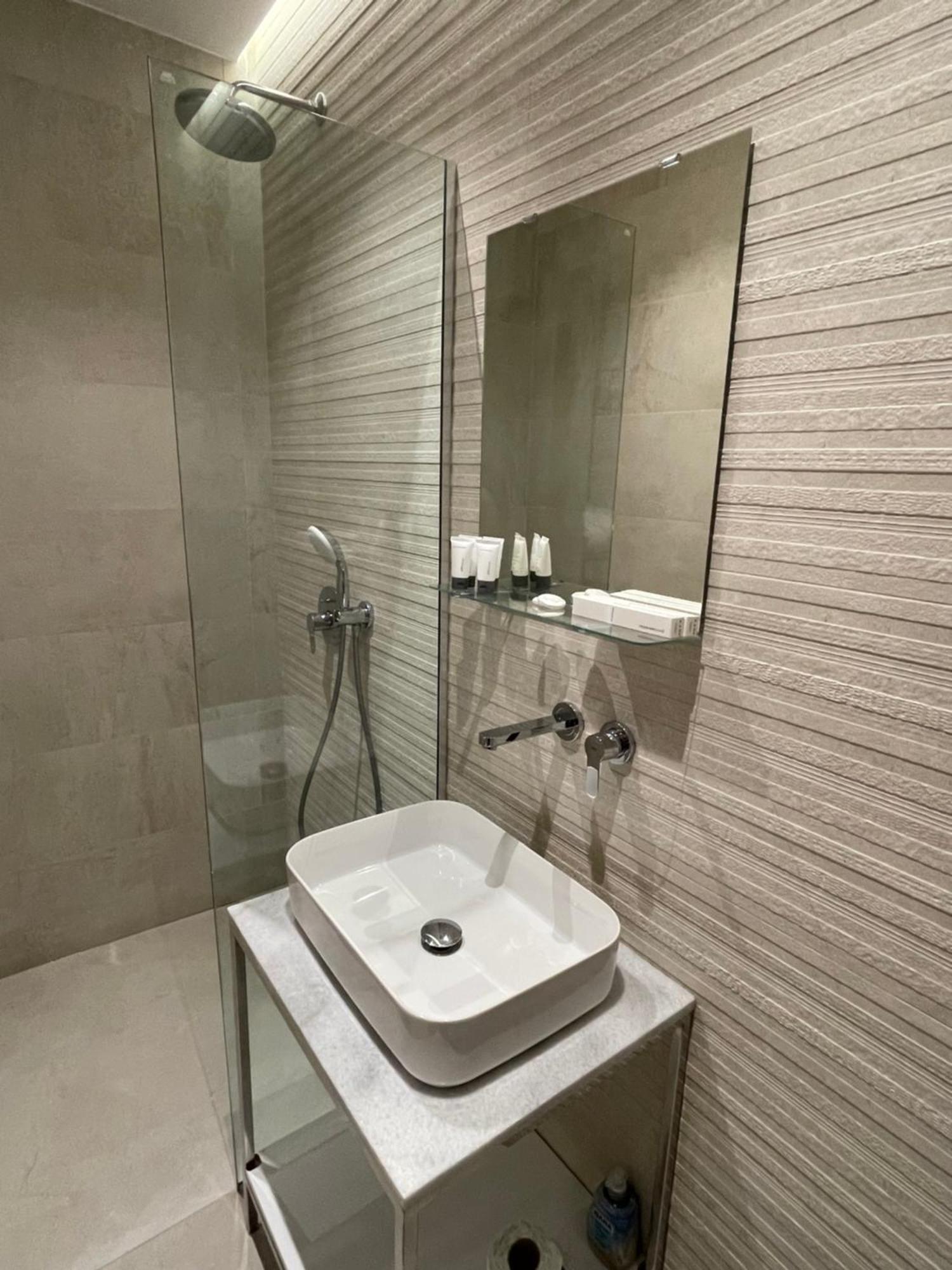 Amazon 8 Guesthouse Тирана Екстер'єр фото