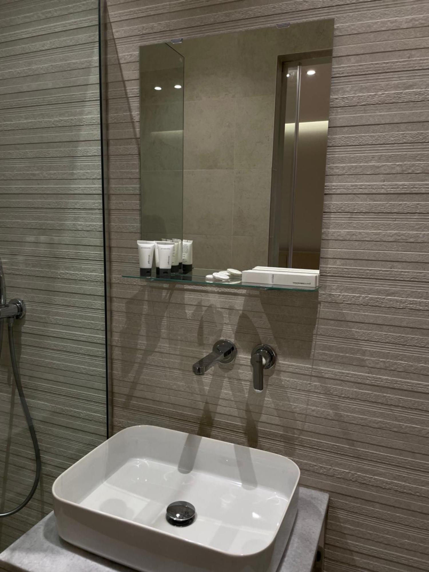 Amazon 8 Guesthouse Тирана Екстер'єр фото